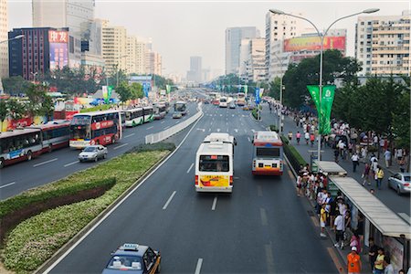 simsearch:700-02386165,k - Autobus alignés sur la route aux heures de pointe, Beijing, Chine Photographie de stock - Rights-Managed, Code: 700-02386166