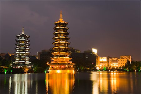 Sun and Moon Pagodas on Fir Lake, Guilin, Guangxi Autonomous Region, China Foto de stock - Con derechos protegidos, Código: 700-02386241