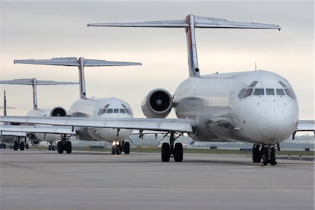 pista de avião - Airplanes on Taxiway, Hartsfield- Jackson International Airport, Atlanta, Georgia, USA Foto de stock - Direito Controlado, Número: 700-02418174