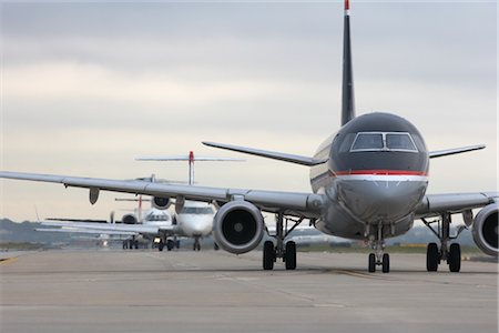 simsearch:700-03778516,k - Avions sur la voie de circulation, l'aéroport International Hartsfield-Jackson, Atlanta, Georgia, USA Photographie de stock - Rights-Managed, Code: 700-02418177