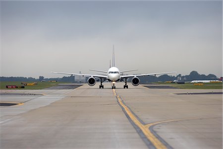 runway - Avion sur la piste, l'aéroport International Hartsfield-Jackson, Atlanta, Georgia, USA Photographie de stock - Rights-Managed, Code: 700-02418171