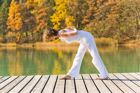 fuschlsee - Frau praktizieren Yoga auf Dock, Fuschlsee, Salzkammergut, Salzburg, Österreich Stockbilder - Lizenzpflichtiges, Bildnummer: 700-02428626