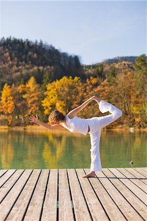 fuschlsee - Frau praktizieren Yoga auf Dock, Fuschlsee, Salzkammergut, Salzburg, Österreich Stockbilder - Lizenzpflichtiges, Bildnummer: 700-02428628