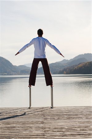 fuschlsee - Man balancieren auf Dock Ladder, Fuschlsee, Fuschl am See, Salzkammergut, Salzburger Land, Österreich Stockbilder - Lizenzpflichtiges, Bildnummer: 700-02428740