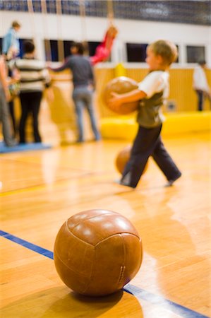 pelota medicinal - Kids Playing in School Gymnasium, Salzburger Land, Austria Foto de stock - Con derechos protegidos, Código: 700-02428756