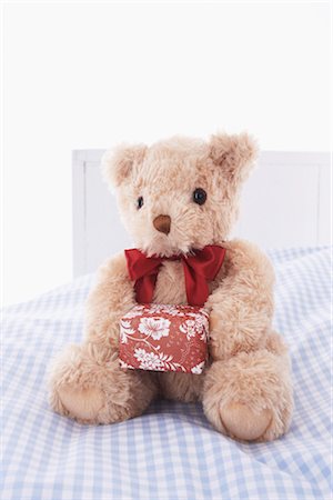 simsearch:700-02429274,k - Teddybär auf Bett mit Geschenk Stockbilder - Lizenzpflichtiges, Bildnummer: 700-02429268