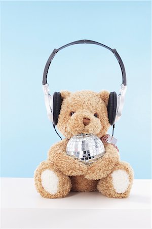 simsearch:700-02429274,k - Teddybär mit Kopfhörer und Disco Ball Stockbilder - Lizenzpflichtiges, Bildnummer: 700-02429274
