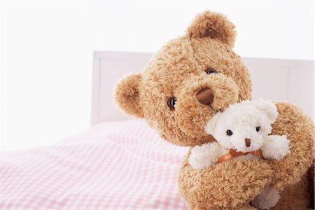 Teddy Bears on Bed Foto de stock - Direito Controlado, Número: 700-02429272