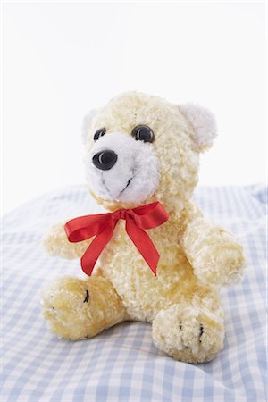 simsearch:700-02429274,k - Teddybär auf Bett Stockbilder - Lizenzpflichtiges, Bildnummer: 700-02429273