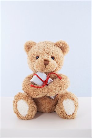 simsearch:700-02429274,k - Teddybär halten vorhanden Stockbilder - Lizenzpflichtiges, Bildnummer: 700-02429284