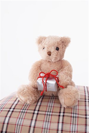 simsearch:700-02429274,k - Teddybär auf Bett mit Geschenk Stockbilder - Lizenzpflichtiges, Bildnummer: 700-02429289