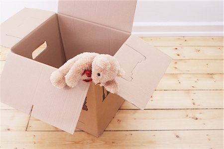 Teddy Bear on Edge of Cardboard Box Foto de stock - Con derechos protegidos, Código: 700-02429304