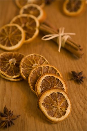 dried fruit - Dried Orange Slices, Cinnamon Sticks and Anise Foto de stock - Con derechos protegidos, Código: 700-02461242