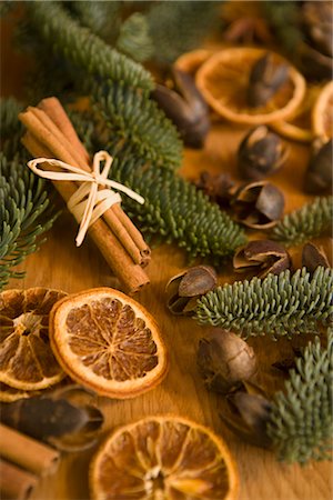 Pine, Dried Orange Slices, and Cinnamon Sticks Foto de stock - Con derechos protegidos, Código: 700-02461243