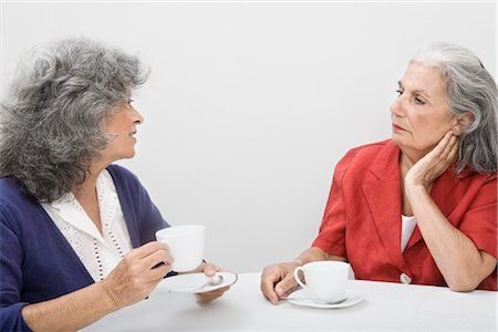 plaudern - Zwei Frauen mit Tee Stockbilder - Lizenzpflichtiges, Bildnummer: 700-02461367