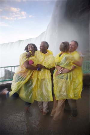 Gens s'amuser dans la brume sous les chutes du Niagara, Ontario, Canada Photographie de stock - Rights-Managed, Code: 700-02461625