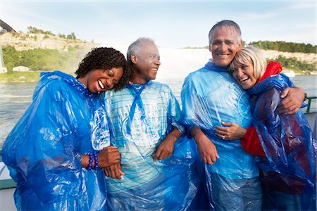 simsearch:693-03301683,k - Couples embrassant à bord du Maid of the Mist, Niagara Falls, Ontario, Canada Photographie de stock - Rights-Managed, Code: 700-02461636