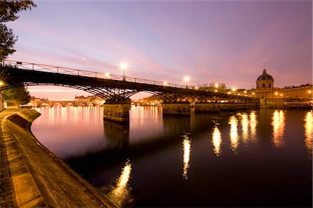 sena - Pont des Arts and the Seine River at Dawn, Paris, France Foto de stock - Con derechos protegidos, Código: 700-02463544