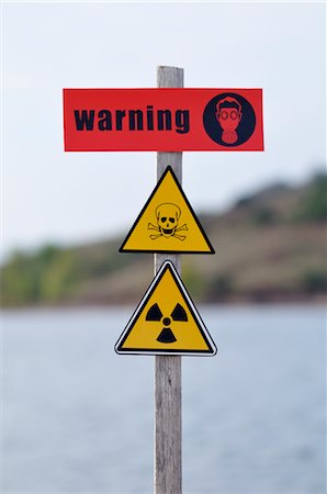 rifiuti tossici - Signs Warning of Radioactive Waste Fotografie stock - Rights-Managed, Codice: 700-02519113