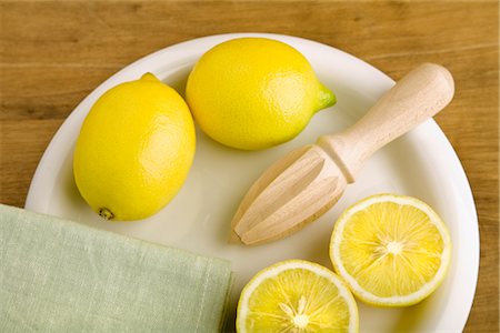 Plate of Lemons and Juicer Foto de stock - Direito Controlado, Número: 700-02586221