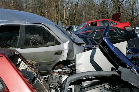 Wrecked Cars in Scrap Yard Foto de stock - Con derechos protegidos, Código: 700-02594296