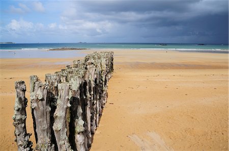 Poteaux de bois sur la plage, St Malo, Ille-et-Vilaine, Bretagne, France Photographie de stock - Rights-Managed, Code: 700-02590744