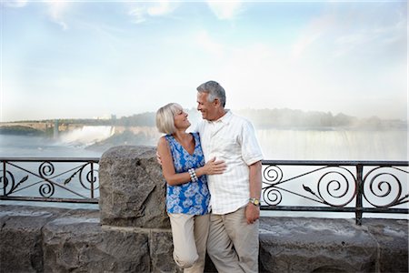Couple at Niagara Falls, Ontario, Canada Foto de stock - Direito Controlado, Número: 700-02593660