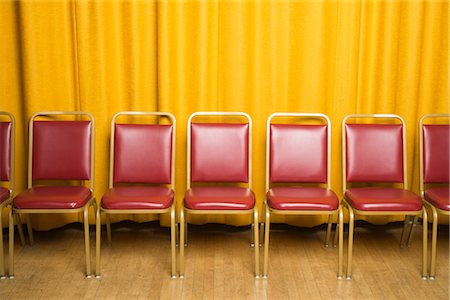 Chaises sur scène avec des rideaux jaunes Photographie de stock - Rights-Managed, Code: 700-02593838