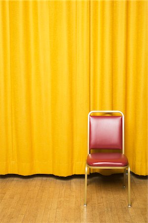 Tabouret sur scène avec des rideaux jaunes Photographie de stock - Rights-Managed, Code: 700-02593840