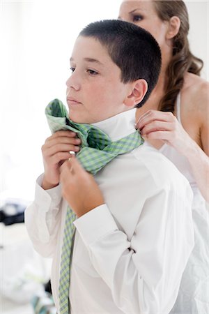 Femme aider garçon avec cravate Photographie de stock - Rights-Managed, Code: 700-02637137