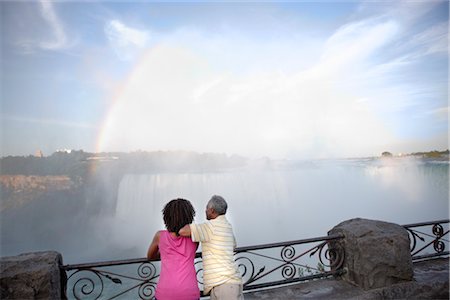 simsearch:700-02593649,k - Couple at Niagara Falls, Ontario, Canada Fotografie stock - Rights-Managed, Codice: 700-02637178