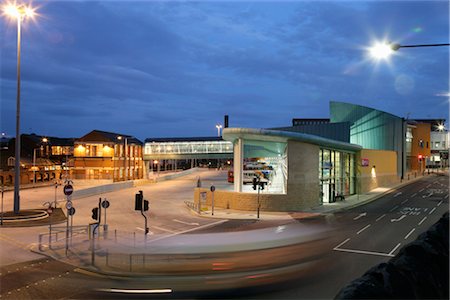 Vue d'ensemble de la Station de Bus en soirée Photographie de stock - Rights-Managed, Code: 700-02637215