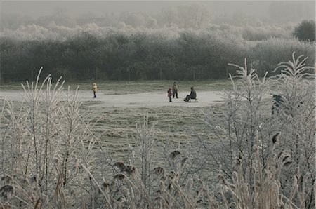 Children on Sled on Frozen Pond, Nisse, Zeeland, Netherlands Foto de stock - Con derechos protegidos, Código: 700-02637248