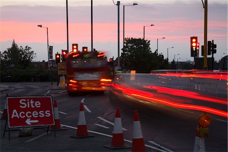 simsearch:600-02886504,k - Unscharfe Lichter der Bus nähert sich der Schnittpunkt Stockbilder - Lizenzpflichtiges, Bildnummer: 700-02637304