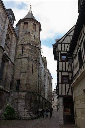 Alley by Rouen Cathedral, Rouen, Normandy, France Foto de stock - Con derechos protegidos, Código: 700-02637323