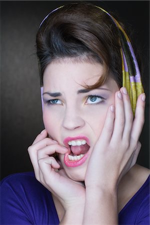 se ronger les ongles - Portrait de femme regardant stressé Photographie de stock - Rights-Managed, Code: 700-02637536