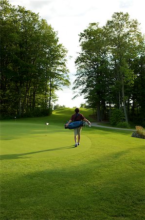 Mann mit Golf-Bag auf Golfplatz, Burlington, Ontario, Kanada Stockbilder - Lizenzpflichtiges, Bildnummer: 700-02637618