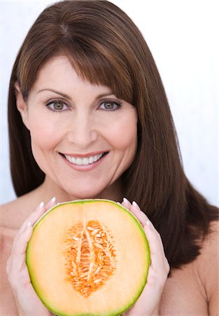 simsearch:700-01296030,k - Portrait of Woman Holding Cantaloupe Foto de stock - Con derechos protegidos, Código: 700-02637842