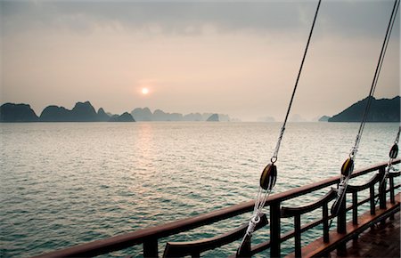 Bateau sur la baie d'Halong, Quang Ninh, Vietnam Photographie de stock - Rights-Managed, Code: 700-02638032