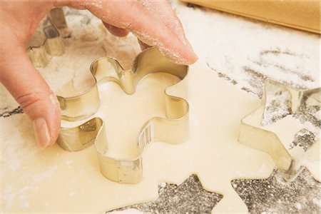 Gros plan de femme coupe des formes dans la pâte à biscuits Photographie de stock - Rights-Managed, Code: 700-02638188