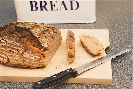 Load of Bread on Cutting Board Foto de stock - Con derechos protegidos, Código: 700-02638191