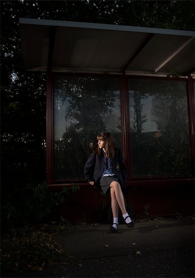 Girl Waiting at Bus Stop at Night Photographie de stock - Premium Droits Gérés, Artiste: Michael Clement, Le code de l’image : 700-02633615