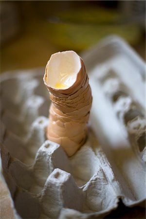 docena - Egg Shells Stacked in Egg Carton Foto de stock - Con derechos protegidos, Código: 700-02633751