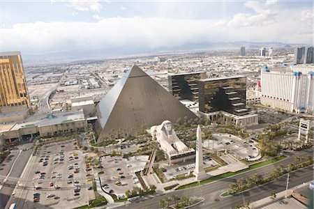 Aerial View of the Las Vegas Strip, View of the Luxor Hotel and Casino, Las Vegas, Nevada, USA Foto de stock - Con derechos protegidos, Código: 700-02633815