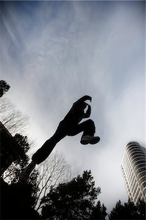 sunsets with trains - Homme pratiquant le Parkour apparemment sautant d'un bâtiment, Portland, Oregon, Etats-Unis Photographie de stock - Rights-Managed, Code: 700-02645665