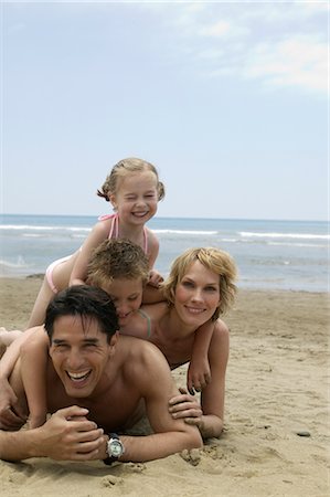 Portrait de famille sur la plage Photographie de stock - Rights-Managed, Code: 700-02645914