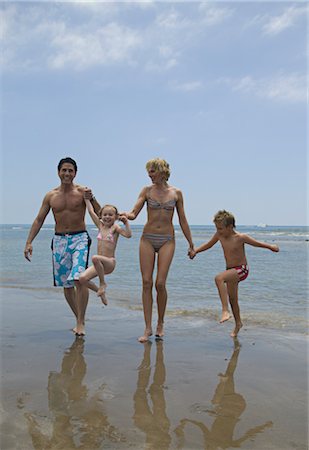 Famille marchant le long de la plage Photographie de stock - Rights-Managed, Code: 700-02645919
