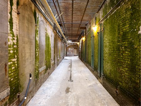 prison photograph - Dank Hallway, Alcatraz, San Francisco, California, USA Foto de stock - Con derechos protegidos, Código: 700-02646071