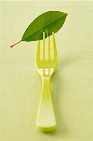 plastic forks - Feuille verte sur la fourche Photographie de stock - Rights-Managed, Code: 700-02659586