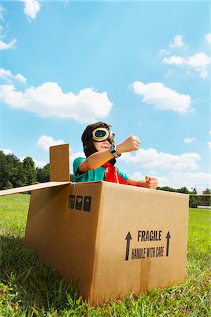 ficción - Boy Playing in Cardboard Box Foto de stock - Con derechos protegidos, Código: 700-02659922